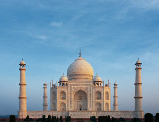 Fototapeta na wymiar Taj Mahal Centered Sunrise Telephoto Morning Glow