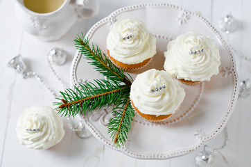Fototapeta na wymiar Christmas cupcakes with cream cheese