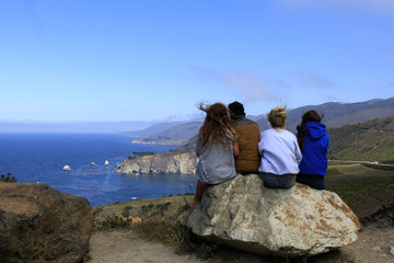 jeunes observant Big Sur