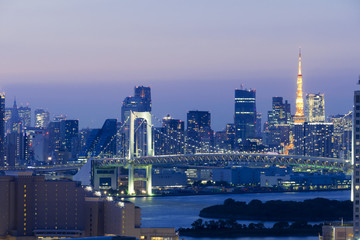 Fototapeta na wymiar 東京都市風景　東京タワー　お台場　レインボーブリッジ　夕景　夜景　トワイライト