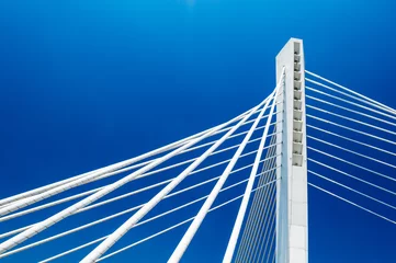 Foto op Canvas Prachtige witte Millennium-brugstructuur over heldere blauwe lucht in Podgorica, Montenegro © andrii_lutsyk