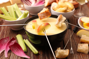 cheese fondue with vegetable,bread,potato