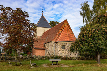 Fototapeta na wymiar Denkmalgeschützte Dorfkirche von Groß Dratow (Ansicht von Osten)