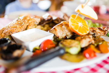 Grilled poultry meat with vegetables