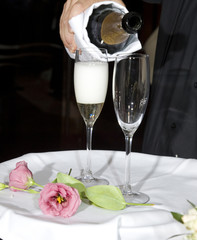 Sirviendo dos copas de champán