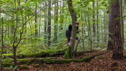 ein dunkler Geist mit vielen Händen steht in einem Hochwald