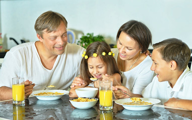 Obraz na płótnie Canvas Family having breakfast