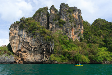 Naklejka premium Canoeing and rocks mountain on the andaman sea at Krabi, Thailand.