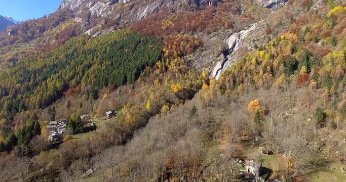 Aerial 4k - Val di Mello - Valmasino (IT) - Cascata in Localit&agrave; C&agrave; di Rogni - vista aerea autunnale 