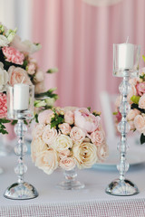 Маленькая цветочная композиция с двумя хрустальными подставками под свечи