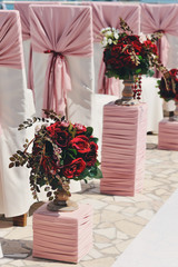 Круглая цветочная композиция из красных роз на подставке