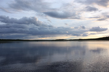 Fototapeta premium Вечерний закат над озером.