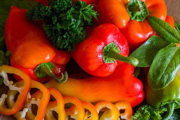 Parsley, spinach and chopped bell pepper rings