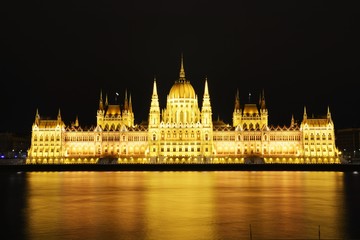 Fototapeta premium Budapest Parliament at night