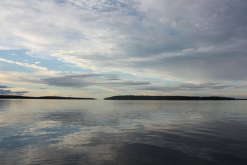 Солнечный закат в облаках над озером.