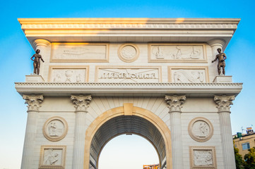Obraz premium Porta Macedonia - a triumphal arch located on Pella Square in Skopje, Macedonia