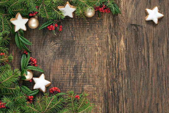 Rustikales Holzbrett mit Weihnachtsdeko als Hintergrund zum Beschriften