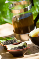 théière de thé et feuilles séchées