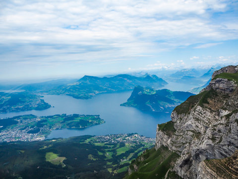 impresionante vista del lago de los cuatro cantones de Lucerna, desde el monte Pilatus, Suiza, verano del 2016 OLYMPUS DIGITAL CAMERA