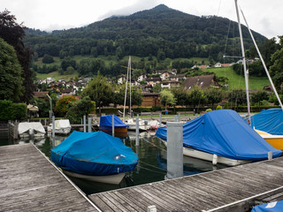 embarcadero en Greppen a orillas del lago de los cuatro cantones de Suiza, en el verano de 2016...