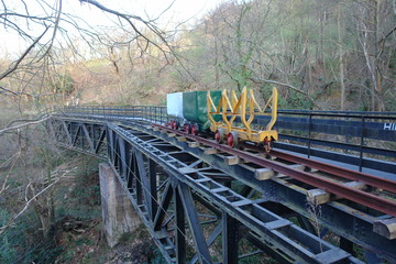 Extraordinario puente metálico del ramal de un ferrocarril minero de vía estrecha