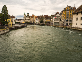 preciosas vistas desde el río Resuu en Lucerna, Suiza, en el verano de 2016 OLYMPUS DIGITAL CAMERA