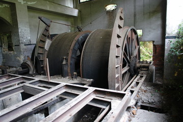 Fototapeta na wymiar Viejo tambor de una antigua máquina de extracción de un pozo plano cerrado hace muchos años