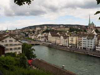 Fototapeta premium vistas del río Limmat desde la colina de Lindenhof en el casco antiguo de Zurich, Suiza, en el verano de 2016 OLYMPUS DIGITAL CAMERA