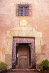 Fototapeta na wymiar Fachada antigua en Albarracín