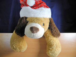 Stoffhund mit Nikolausmütze Weihnachten