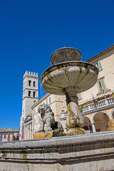 Piazza del Commune mit Kirche Santa Maria sopra Minerva