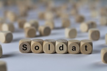 Soldat - Holzwürfel mit Buchstaben