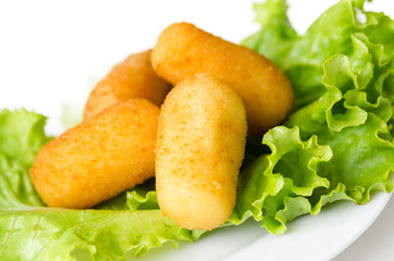 Crocchette di patate su fondo bianco