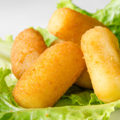 Crocchette di patate su fondo bianco