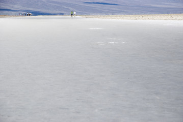 Weiße Salzwüste bei Badwater im Death Valley, Kalifornien