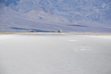 Fototapeta na wymiar Endlose Weite in der Salzwüste von Badwater im Death Valley, Kalifornien
