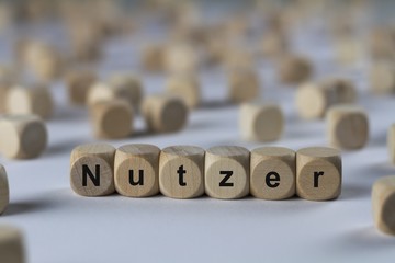 Nutzer - Holzwürfel mit Buchstaben