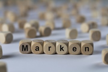 Marken - Holzwürfel mit Buchstaben