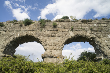 Fototapeta na wymiar Archi di un acquedotto romano 