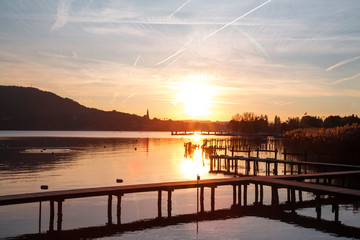 Fototapeta na wymiar Coucher de soleil sur le lac d'Annecy