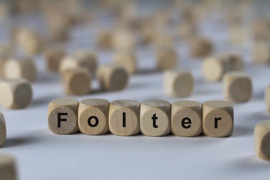 Folter - Holzw&uuml;rfel mit Buchstaben