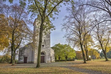 Dorfkirche Friemersheim im Herbst