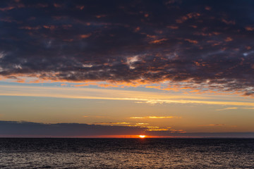Nuages bas sur la mer