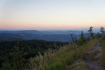 Landschaft im Schwarzwald in Deutschland; Abendstimmung im Schwarzwald/Blick über Wälder, Berge und Täler, endlose Weiten und Abendstimmung
