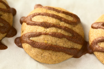 Gingerbread cookies with cinnamon glaze, photographed with natural light (Selective Focus, Focus in the middle of the cookie)