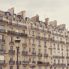 Fototapeta na wymiar Vintage Parisian buildings