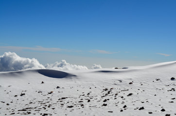 Schneelandschaft im Winter mit blauem Himmel
