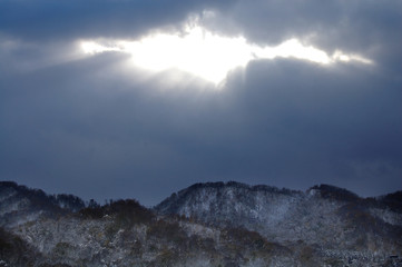 冬の札幌の山並みと希望の光