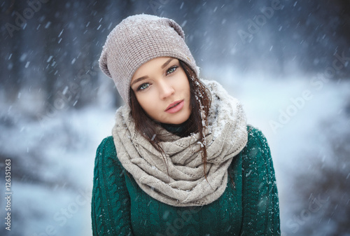 девушка брюнетка лицо зима перчатки бесплатно