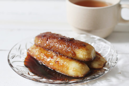 Banana fritters in melted palm sugar 